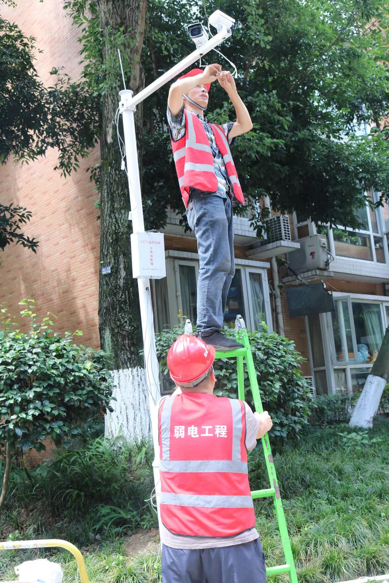 安裝監(jiān)控?cái)z像頭